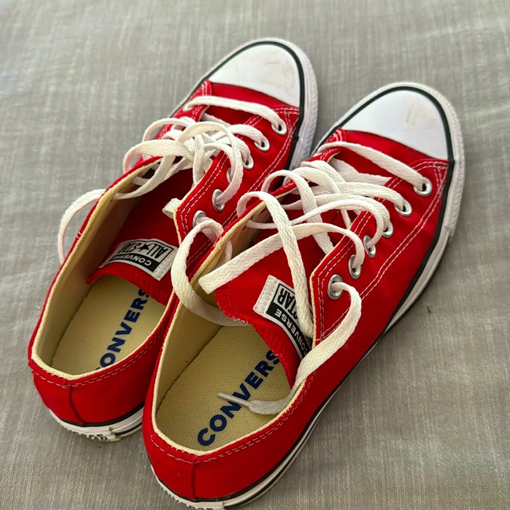 Converse women’s 8 men’s 6
